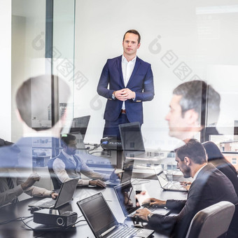 成功的团队领袖业务老板领先的非正式的内部业务会议业务人工作笔记本电脑前景玻璃反射业务创业概念