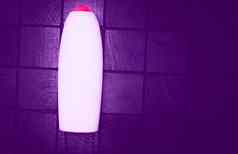 霓虹灯塑料瓶洗涤剂洗发水网纹紫色的背景