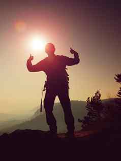 快乐男人。手势胜利有趣的徒步旅行者峰砂岩岩石国家公园萨克森瑞士看相机