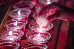 手照明祈祷蜡烛内部教堂维也纳奥地利