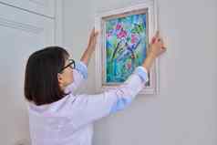女人挂花鸟艺术框架首页墙