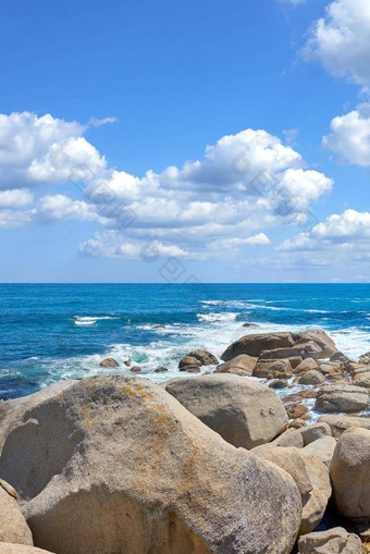 Copyspace海多云的蓝色的天空背景岩石海岸营地湾角小镇南非洲巨石海滩海岸雄伟的海洋风景优美的景观夏天假期