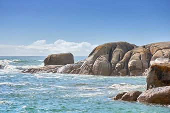 复制空间海多云的蓝色的天空背景岩石海岸营地湾角小镇南非洲巨石海滩海岸雄伟的海洋风景优美的景观夏天假期
