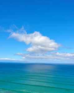 美丽的积云云蓝色的天空平静蓝色的海海洋夏天华丽的风景优美的视图海滩蓝色的水一天田园和平海岸线夏天假期
