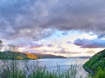 风景优美的视图湖海洋海多云的天空日落复制空间不文明的树灌木灌木湾水挪威景观平静宁静和平安静的自然池塘