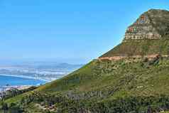 景观狮子头山清晰的蓝色的天空复制空间山峰滚动山海洋绿色环境受欢迎的旅游徒步旅行位置角小镇南非洲