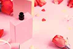 开放Jar香水粉红色的背景花香味玫瑰