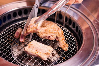 烧烤肉猪肉朝鲜文烧烤传统的风格炉子服务餐厅