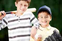 投手面糊年轻的男孩微笑幸福的精力充沛的游戏棒球公园