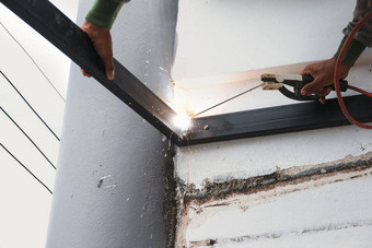 焊机焊接钢结构添加房子