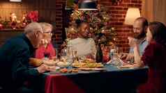 快乐节日家庭成员享受圣诞节晚餐首页吃