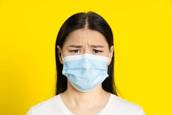 愤怒的伤心流感大流行成熟的亚洲女人穿医疗脸面具冠状病毒猴痘预防迷人的中间年龄女人白色t恤医疗面具黄色的背景