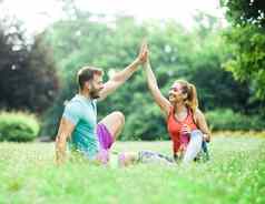 健身女人公园锻炼生活方式户外体育运动健康的夫妇自然活跃的年轻的适合培训运动员