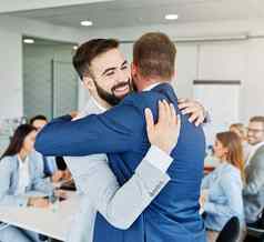 办公室业务的关系支持男人。商人团队合作的同事会议拥抱拥抱爱情介绍拥抱