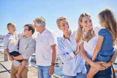 关闭快乐高加索人multi-generation家庭站海边散步阳光明媚的一天孩子们享受时间海滩父母爷爷奶奶