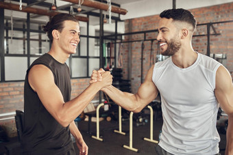 快乐的运动员问候适合健美运动员合作培训强大的运动员健身房自信锻炼合作伙伴使交易健身房