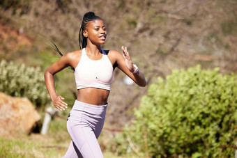 适合活跃的非洲美国女人运行锻炼雄心勃勃的黑色的运动员培训锻炼马拉松跑步者自然小径慢跑增加有氧运动健康