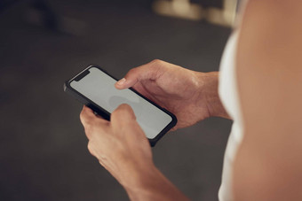 手健美运动员手机健身房特写镜头手运动员智能手机屏幕移动设备健身房运动员在线应用程序电话