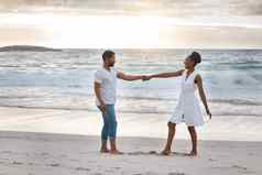 好玩的非洲美国夫妇支出一天海快乐的的男朋友女朋友跳舞海滩有爱心的丈夫妻子成键海滨