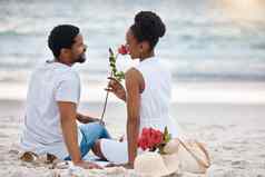 非洲美国夫妇支出一天海内容女朋友闻玫瑰的男朋友坐着海滩有爱心的丈夫妻子成键海滨