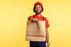 送货人工作服给命令包裹交付食物纸袋帖子邮件服务