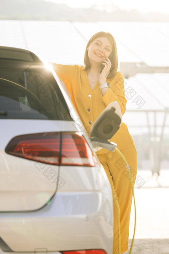 积极的女人会说话的谈话电话电车等待车辆带电自信业务女人会说话的电话车在户外