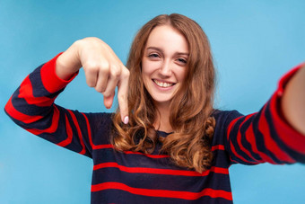 女人采取自拍点视图照片指出手指推荐订阅视频博客