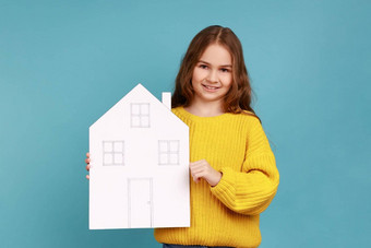 肖像女孩显示纸房子真正的房地产广告负担得起的住房程序