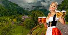 啤酒节女孩女服务员啤酒女人穿传统的巴伐利亚德国迪恩德尔十月啤酒节服务大杯子喝山背景