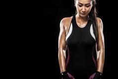 强大的运动女人黑色的背景穿运动服装健身体育运动动机
