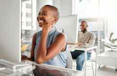 年轻的快乐的非洲美国女商人桌面电脑办公室工作快乐的黑色的女商人阅读电子邮件桌子上业务专业工作电脑