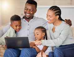 爱电影年轻的非洲家庭看电影移动PC