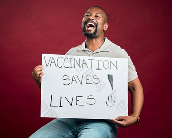 非洲美国科维德接种疫苗男人。显示持有海报大喊大叫黑色的男人。孤立的红色的工作室背景Copyspace兴奋模型标志促进电晕疫苗激励