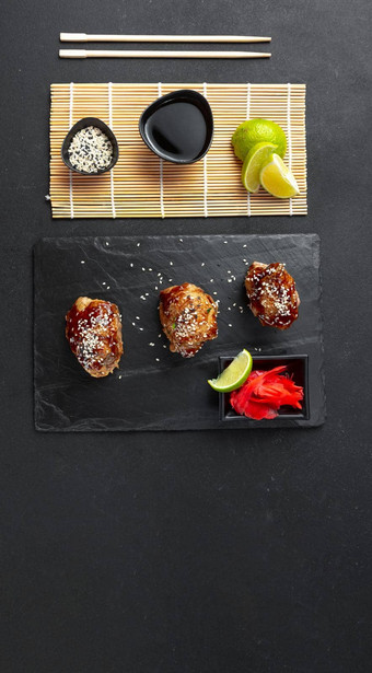 红烧的鸡传统的日本煎方法甜蜜的酱汁常见的日本厨房鸡红烧的经典亚洲菜前视图平躺空白空间文本垂直拍摄