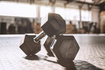 整洁的哑铃健身房地板上锻炼设备空健身房健身设备健身房重重量使健身强度培训需要哑铃
