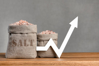 盐价格袋盐图箭头指出不断上升的盐价格出口