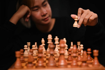 年轻的业务女人玩国际象棋董事会竞争业务业务策略管理概念