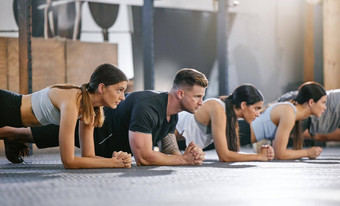 多样化的集团适合人体重板材持有练习健身房集中运动员培训构建肌肉增强上身体加强核心增加耐力锻炼健身类