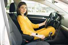 女人司机开车车安全人概念年轻的女司机开车车城市肖像女孩系座位带车保护人车辆
