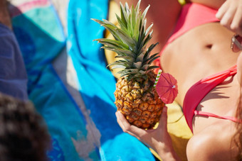 电话<strong>担忧</strong>女人享受菠萝喝海滩