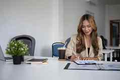 亚洲女商人工作金融图报告办公室