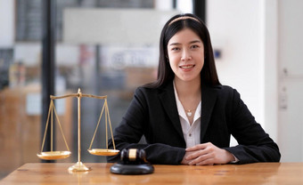 有吸引力的年轻的律师办公室业务女人律师讨论合同论文黄铜规模木桌子上办公室法律法律服务建议正义真正的房地产概念