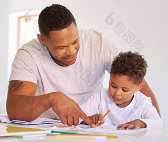 混合比赛男孩学习研究自主学习爸爸男人。帮助儿子家庭作业作业首页父教学孩子颜色写首页封锁