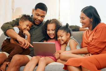 快乐混合比赛家庭放松沙发首页爱的黑色的家庭充满深情的沙发数字平板电脑流媒体年轻的夫妇成键孩子们看电影首页