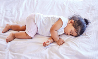 婴儿女孩睡觉床上蹒跚学步的睡觉托儿所拉美裔婴儿睡觉做梦婴儿休息睡觉首页年轻的平静婴儿说谎床上睡觉