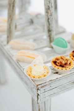 各种美味的开胃的甜蜜的甜点奶油浆果糕点面包店蛋糕大婚礼表格庆祝