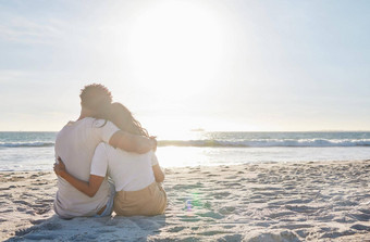 使时间特殊的时刻完整的长度拍摄充满深情的年轻的夫妇分享亲密的时刻海滩