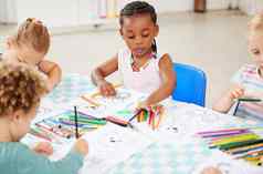 多样化的集团孩子们坐着表格着色学前教育幼儿园集团孩子们色彩鲜艳的铅笔图片