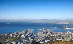 空中视图城市海洋港角小镇一天风景优美的景观视图小港口城市建筑海景蓝色的天空复制空间南非洲