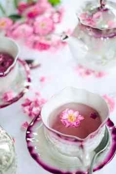 复古的瓷杯热玫瑰茶